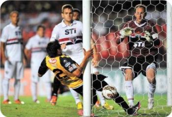 Barrera abre el marcador en el Morumbí frente a Sao Paulo. El partido terminó 2 a 1 para los paulistas.